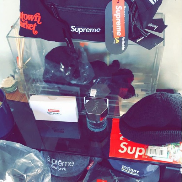 KAWS X PEANUTS X UNIQLO – ‘BLACK’ SNOOPY PLUSH - Picture 3 of 10